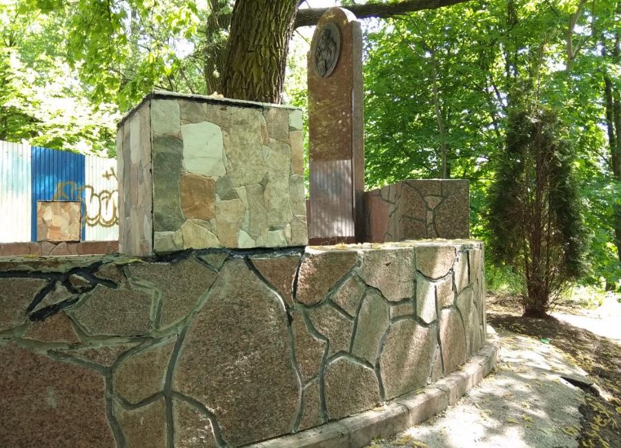 Для ремонта памятника профессорам «Альбертины» использовали гудрон и псевдогранит