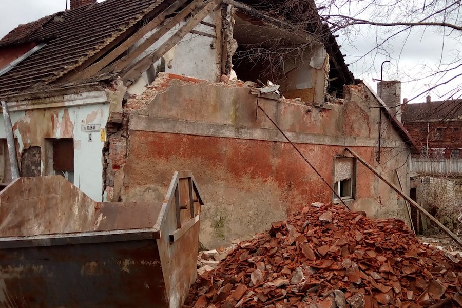 Состояние плачевное: Дом Коринта частично разобрали в ходе реконструкции (фото)