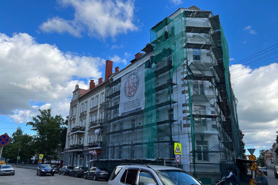 Фонд капремонта показал восстановленную фигуру Атланта для здания в центре Черняховска (фото)