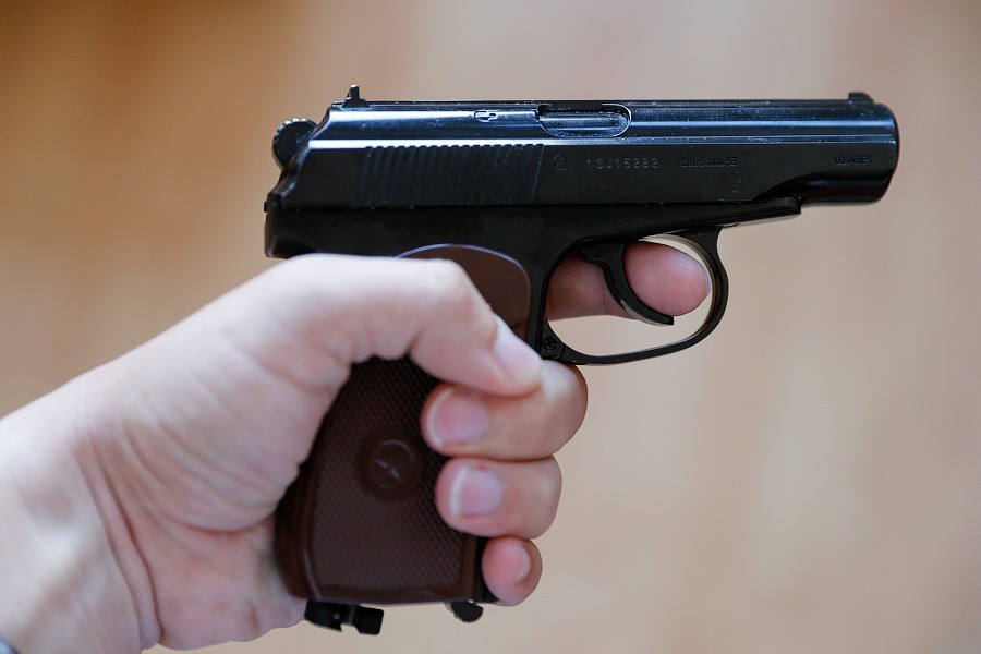 Сотрудник магазина угрожал покупателю игрушечным пистолетом, заподозрив в краже