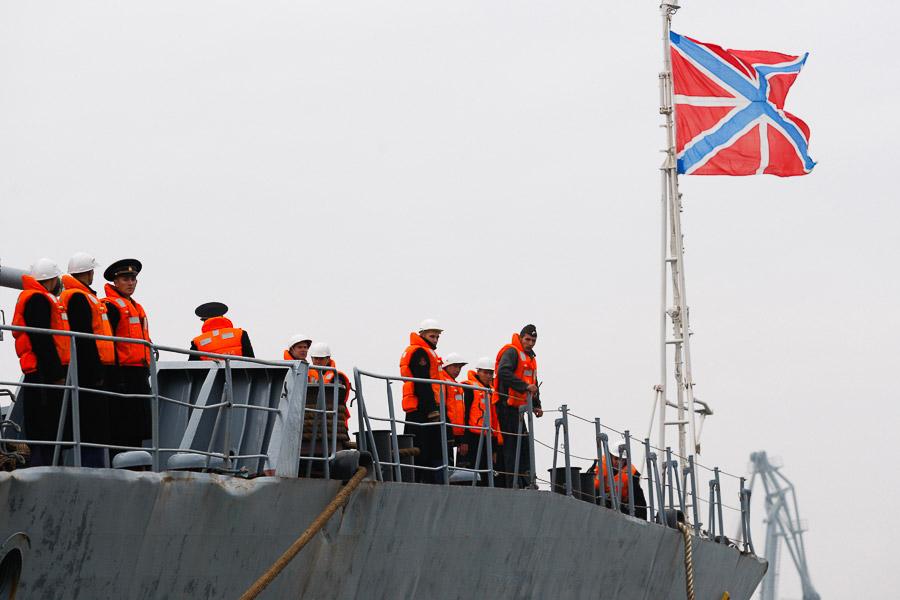 «Неустрашимый» со взбитыми сливками: боевой корабль вернулся из похода к берегам Сомали