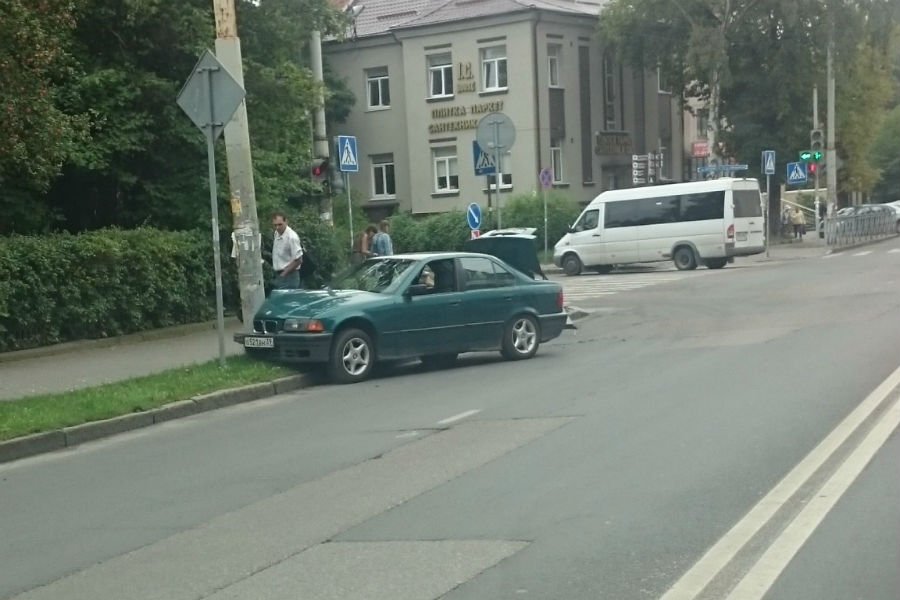 На проспекте Мира автомобиль «БМВ» врезался в столб (фото)