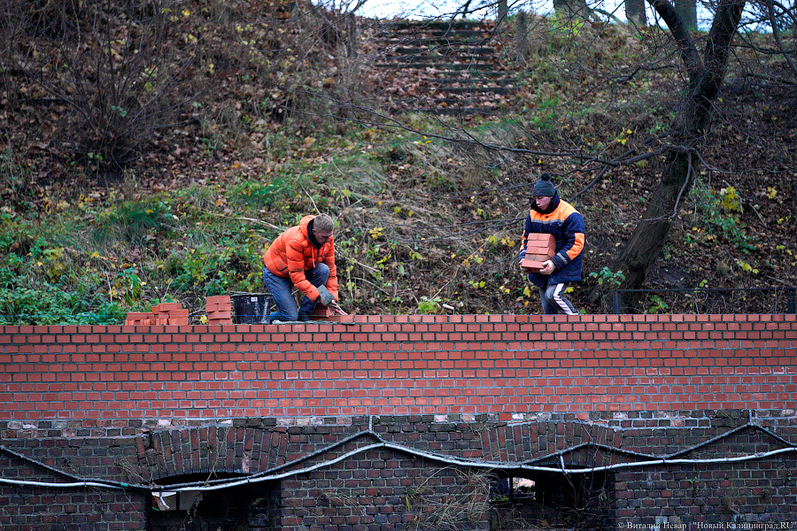 «Не можем делать один в один»: как реставрируют эскарповую стену Фридландских ворот
