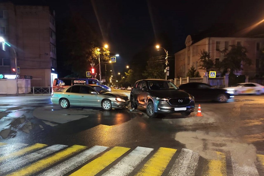 В Калининграде на перекрестке столкнулись два авто, пострадал 90-летний пассажир (фото)