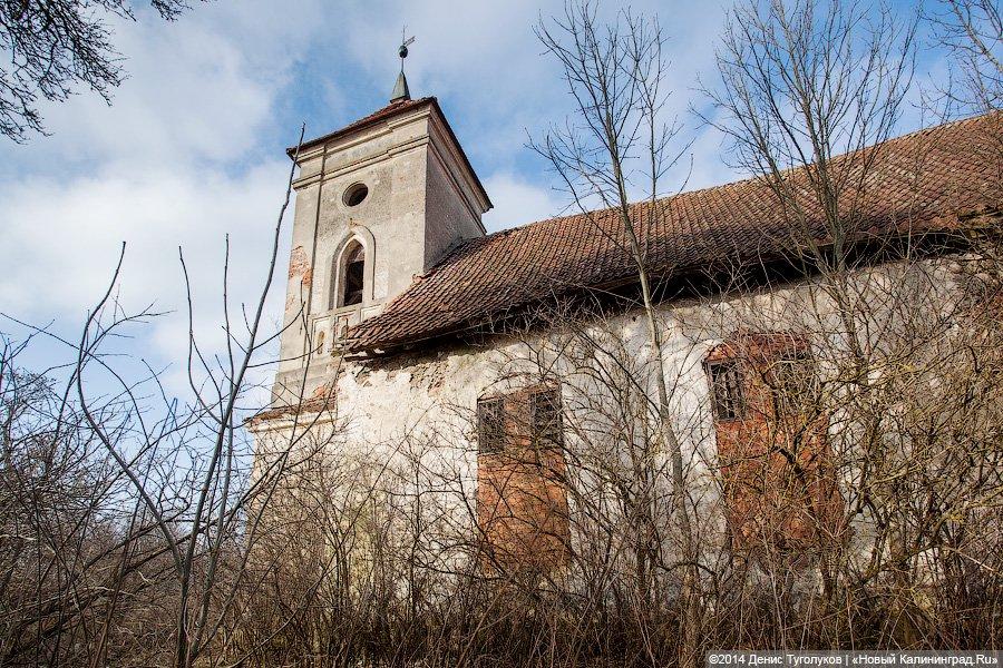 На крыше травка зеленеет: кирха начала XIX века в Перевалово покрывается плесенью и мхом