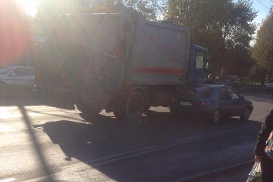 На Моспроспекте столкнулись грузовик и легковушка, движение затруднено (фото)