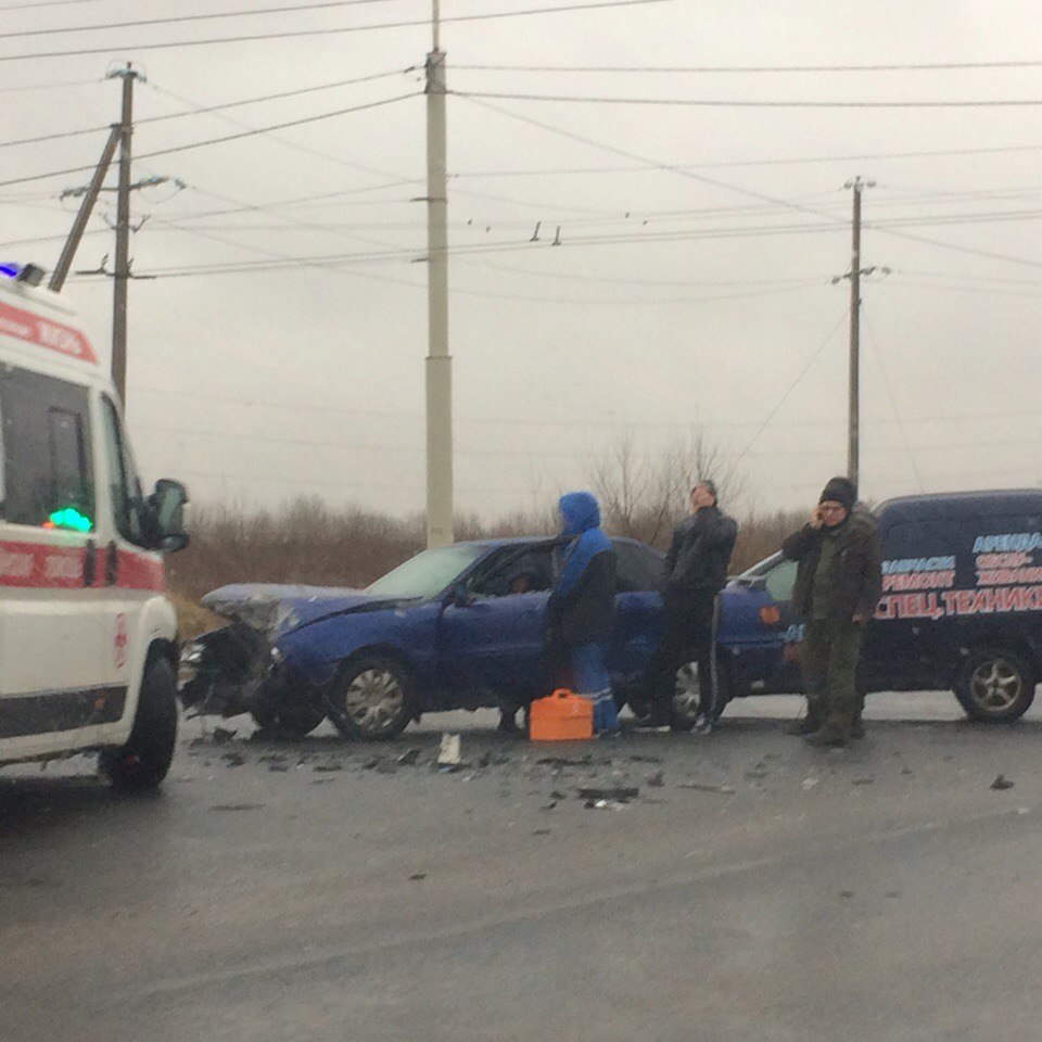 На перекрестке ул. Емельянова с Окружной столкнулись два авто, на месте работает «скорая» (фото)