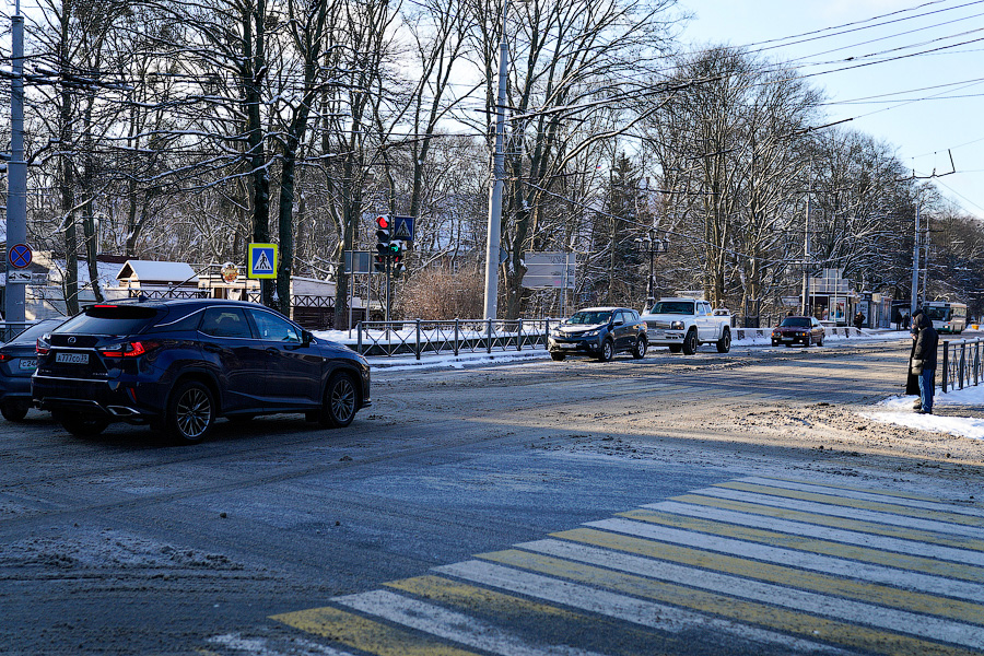 «Насладиться» зимой: во что превратились дороги в Калининграде после снегопада (фото)
