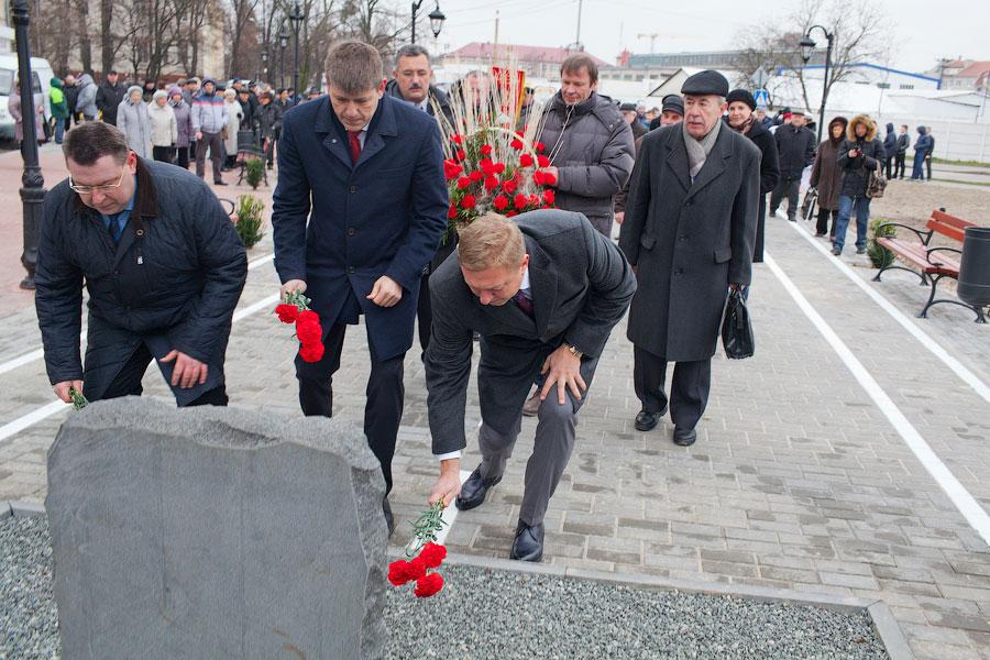 На ветру: как прошло торжественное открытие наполовину готового сквера