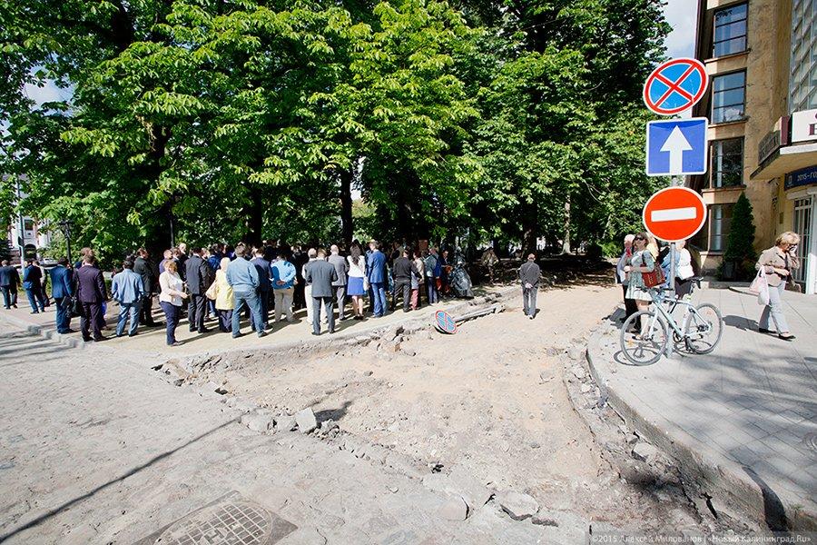 На фоне недостроя: как в Калининграде энергетики сквер открыли (фото)