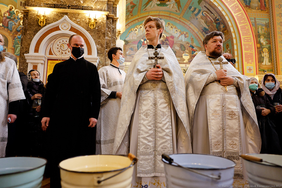 Без проруби, но с литургией: в Храме Христа Спасителя провели праздничную службу (фото)