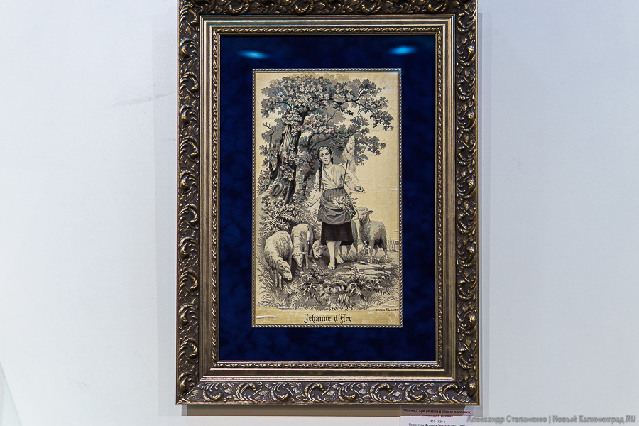 «С французским шармом»: в Калининграде открылась выставка шелковых картин (фото)