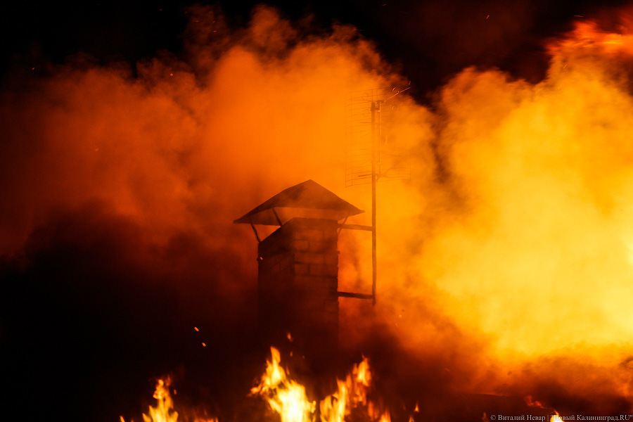 Ночью в Калининграде загорелась крыша строящегося дома