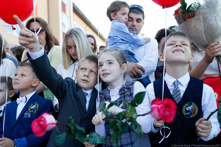 В окружении странных зверей: первая линейка в новой гимназии с первыми лицами