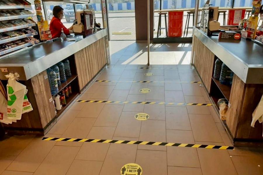В супермаркетах области делают разметку, чтобы люди стояли дальше друг от друга