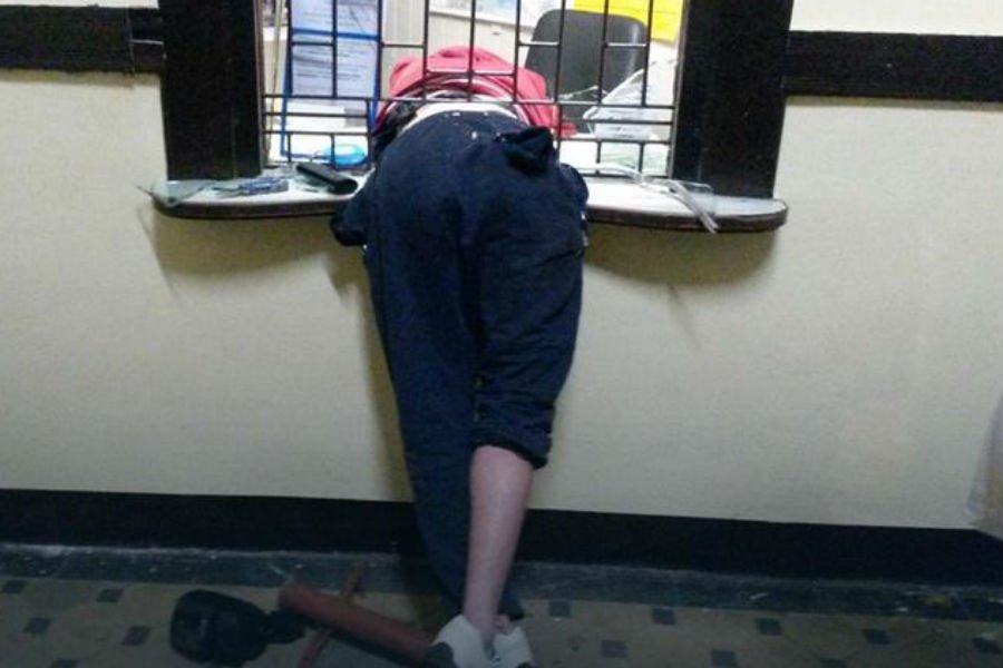 Поляк застрял в кассовом окне, пытаясь украсть деньги (фото)