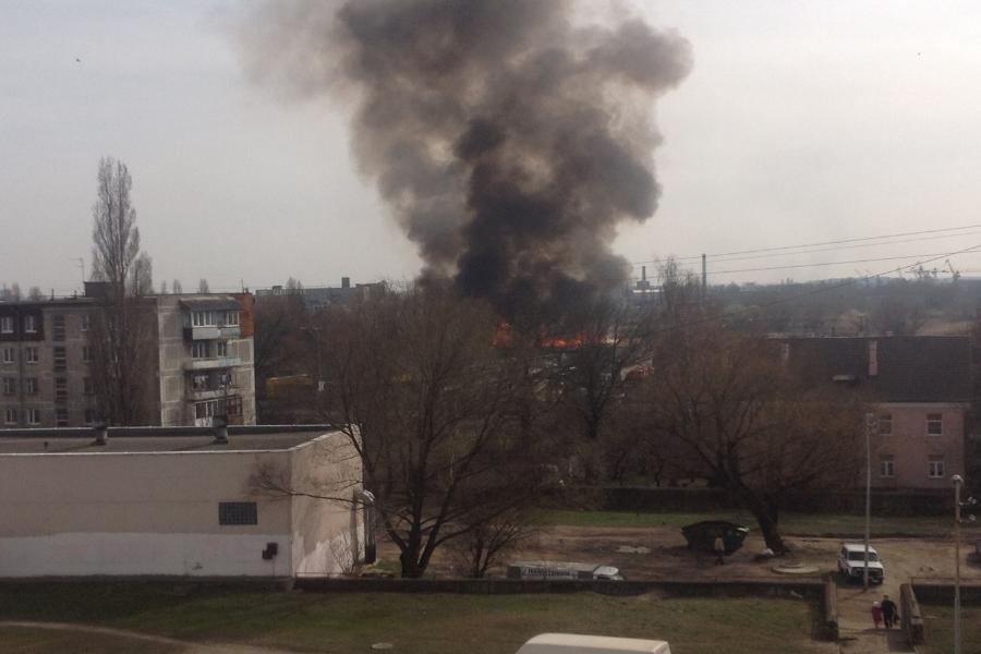 Очевидцы: на проспекте Победы в Калининграде горит здание (фото)
