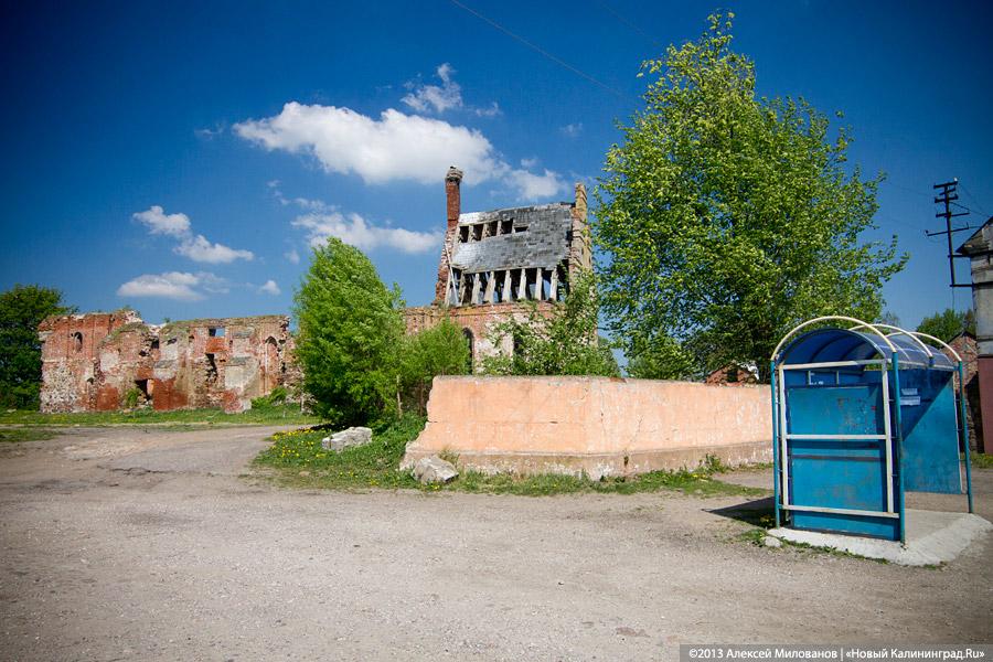«Приезжайте позже»: территория переданной РПЦ кирхи в Романово превратилась в поселковую свалку