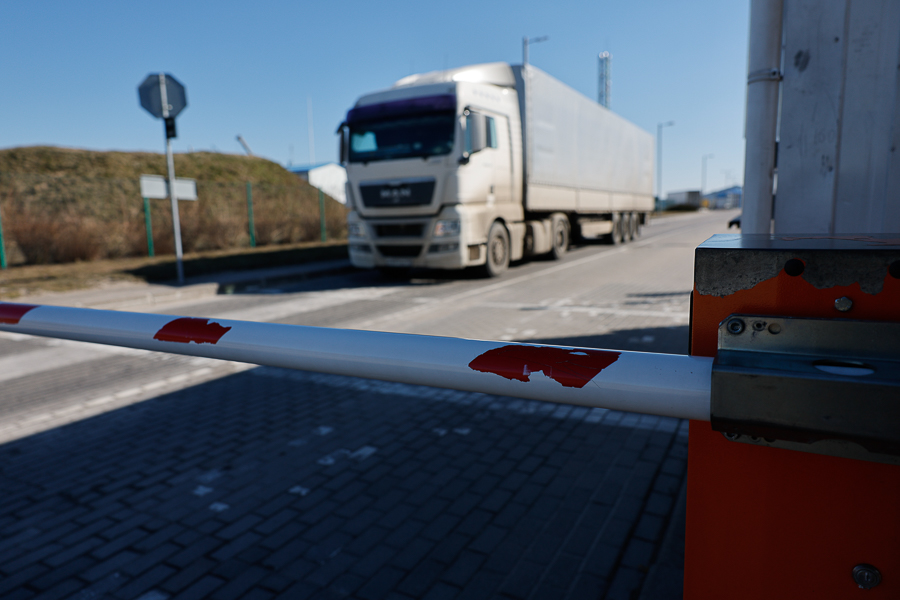 ЕС запрещает автотранзит по своей территории российским и белорусским перевозчикам