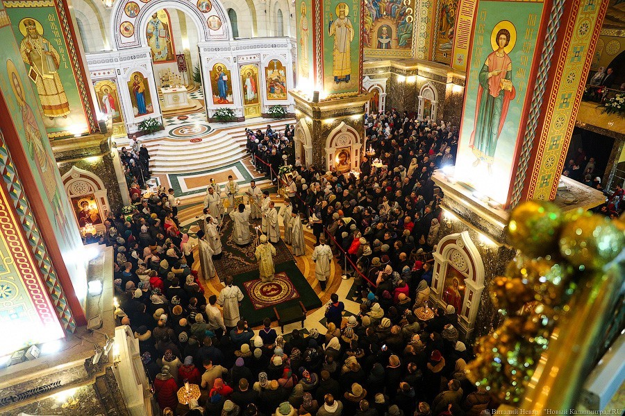 Смиренные взгляды: в соборе Христа Спасителя Калининграда встретили Рождество (фото)