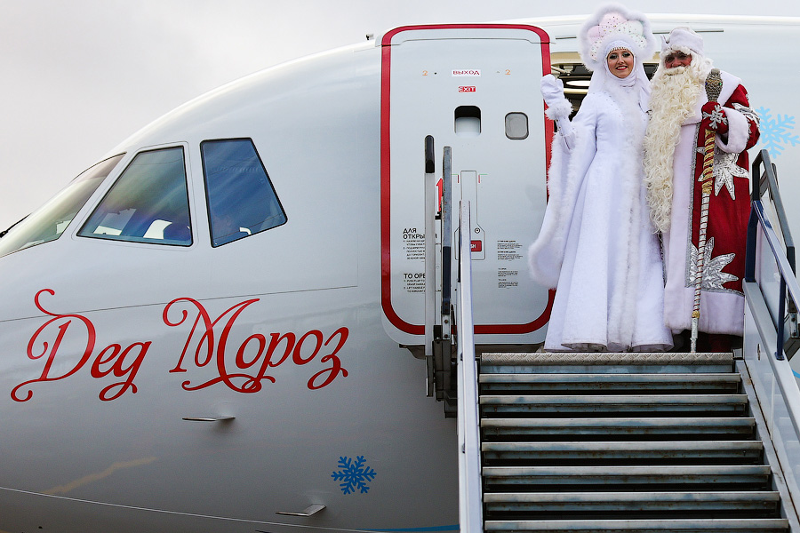 На импортозамещенных крыльях: в Калининград прилетели Дед Мороз и Снегурочка (фото)