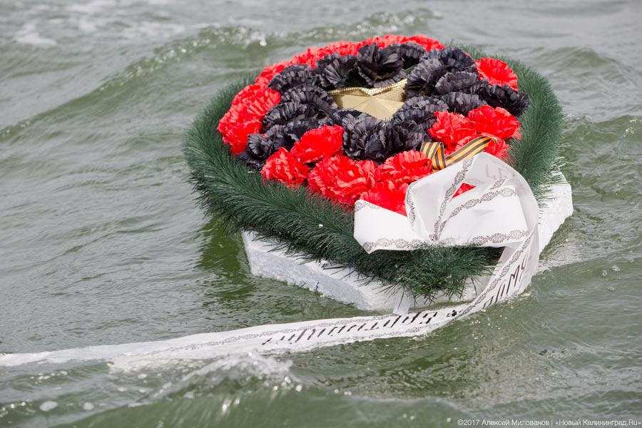 Венки на воде: яхтсмены в Балтийске почтили память погибших при штурме Пиллау
