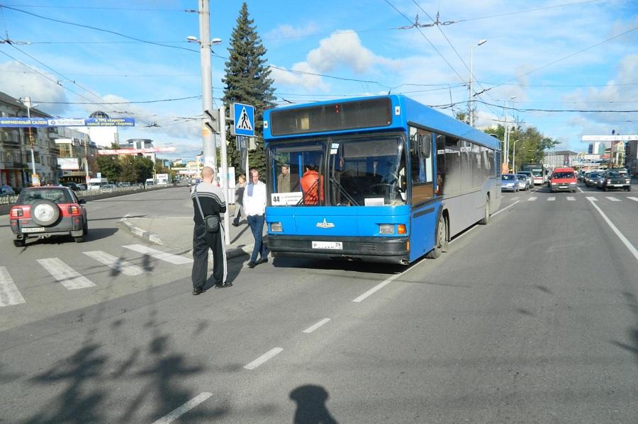 В Калининграде пожилая пассажирка автобуса упала и получила тяжелые травмы (фото)