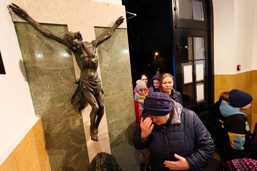 «Тихий крошечный Христос»: калининградские католики встретили Рождество (фото)