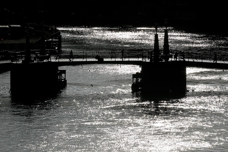 В Калининграде разведут мосты из-за водолазного и исследовательского судов