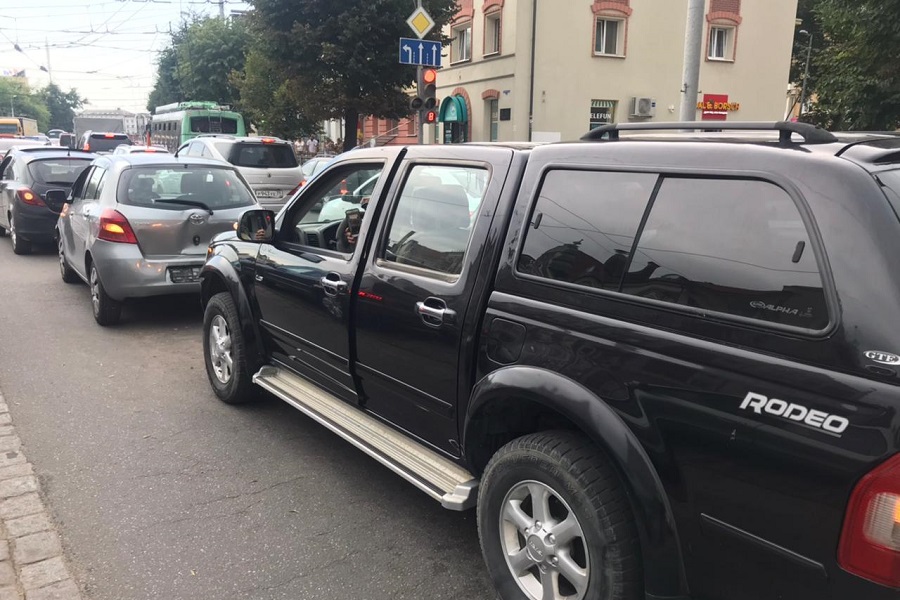 В Калининграде по вине не соблюдавшего дистанцию водителя пострадала 23-летняя девушка (фото)