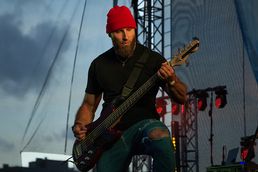 Марафон мировых хитов: в Калининграде прошёл рок-фестиваль с трибьют-шоу (фото)