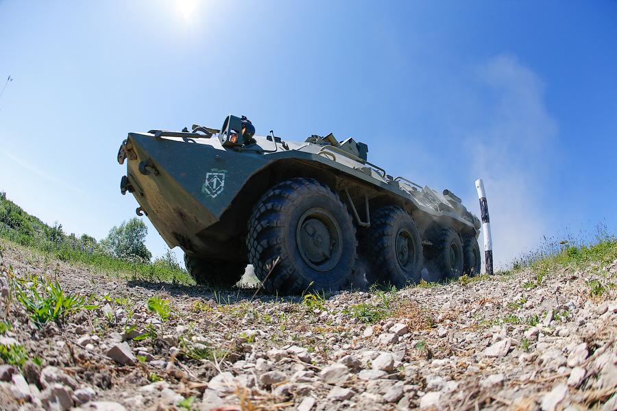 «Вальс бронетранспортёров»: в Хмелевке прошло военно-морское дерби 