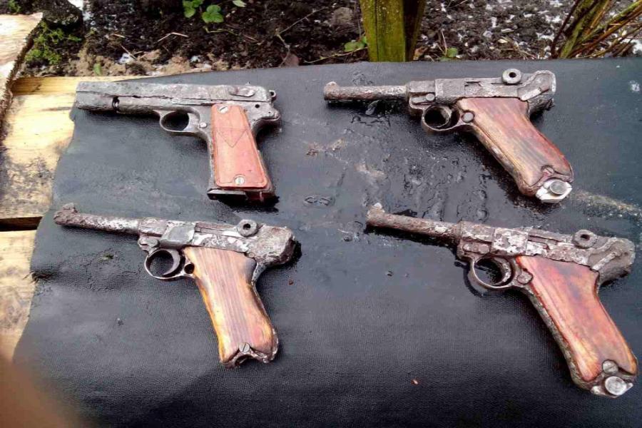 В Неманском районе пенсионер 5 лет складировал найденное оружие (фото)