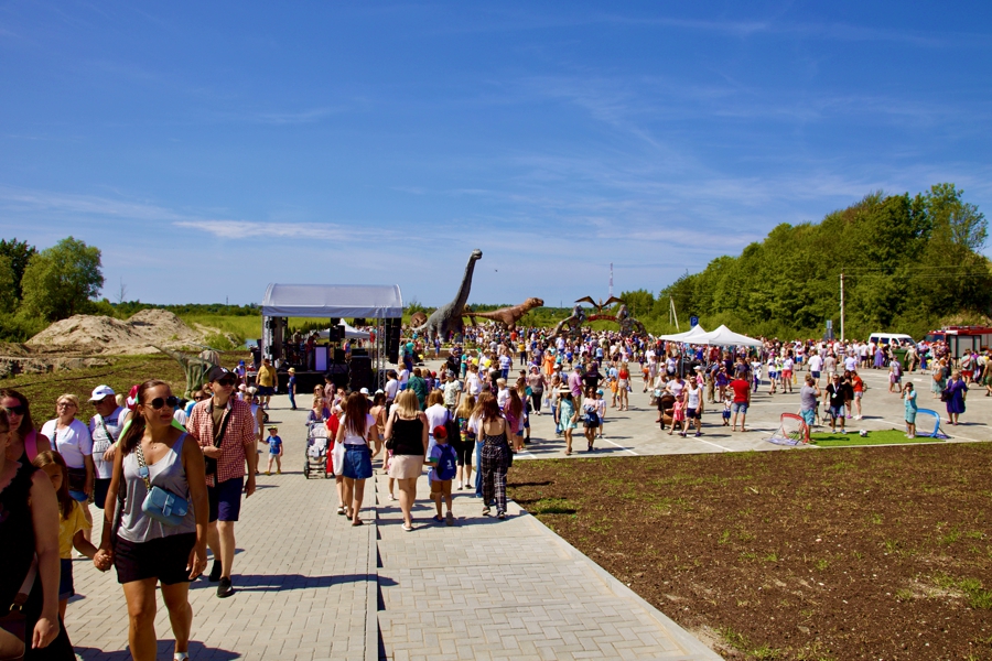 В Янтарном открылся парк с динозаврами (фото)