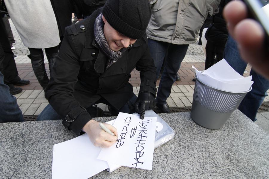На площади Победы состоялся несанкционированный митинг: фоторепортаж
