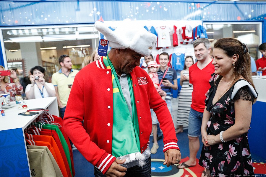 Шапка-ушанка в подарок и селфи с Забивакой: бразилец Кафу прилетел в Калининград