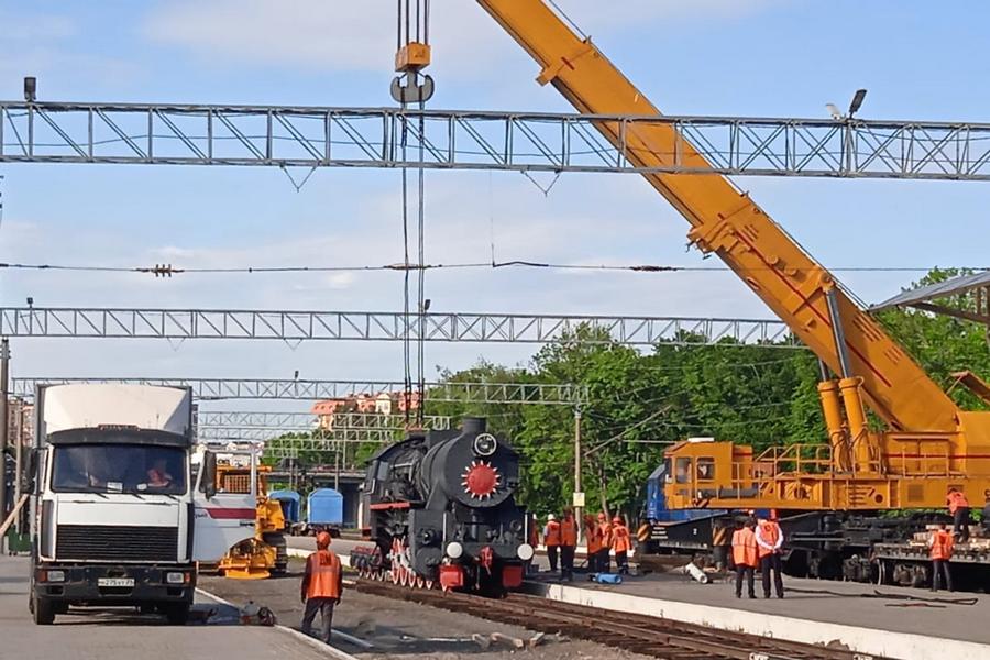 На Северном вокзале демонтировали паровоз-памятник, его увозят в Гусев (фото)