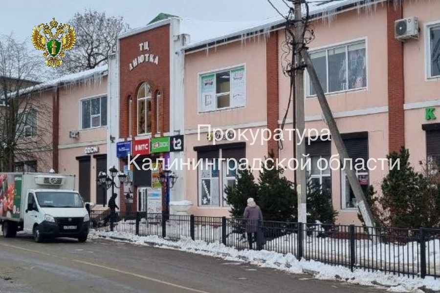 Суд взыскал компенсацию за травму пенсионерки, упавшей на обледеневшем тротуаре