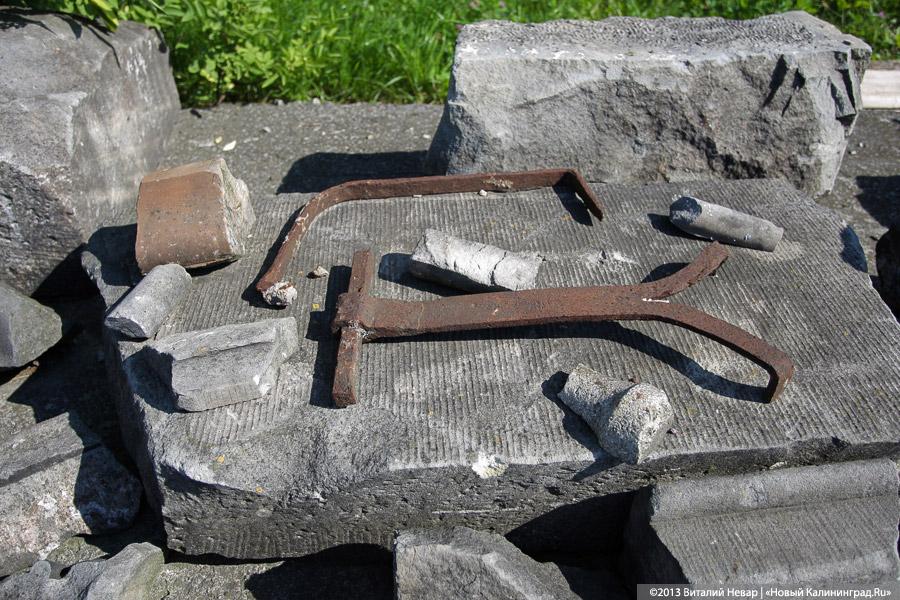 Позабыто, позаброшено: что скрывается за забором «Сердца города» у Дома Советов