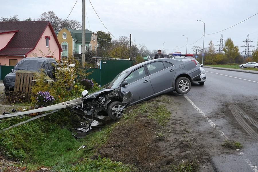 На ул. Горького авто под управлением пьяного водителя врезалось в отбойник (фото)