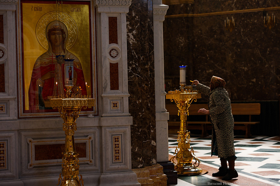 В брызгах святой воды: освящение пасхального угощения в соборе Христа Спасителя (фото)