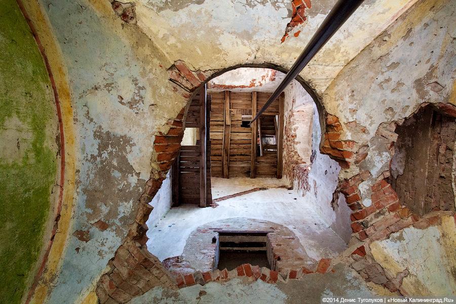 Плесень, снаряд, циферблат: РПЦ планирует восстановить кирху XVIII века в поселке Ясное