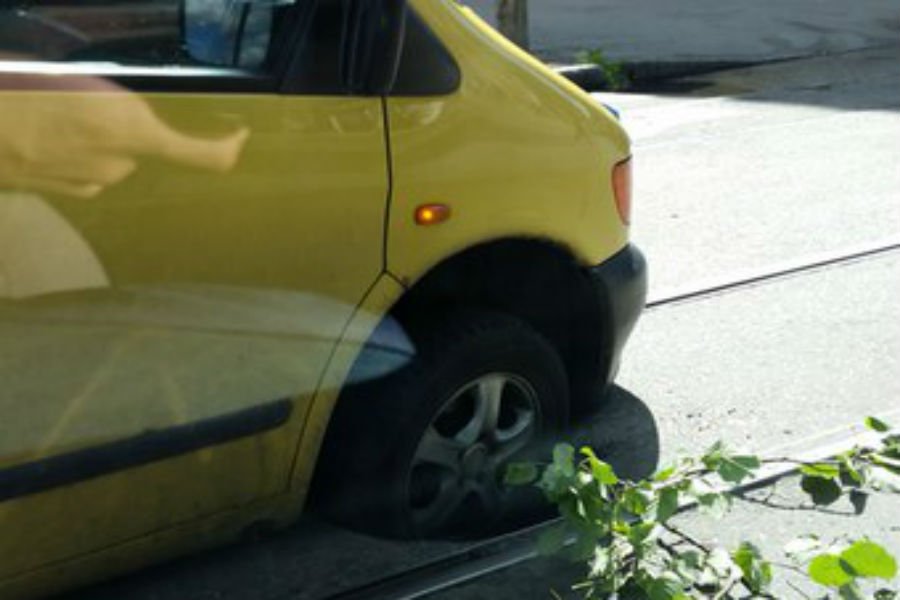 Движение по Киевской затруднено из-за угодившего колесом в люк авто (фото)