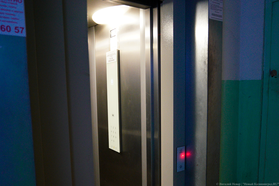 «Сами откачивали воду»: высотки в Калининграде вторую неделю живут без лифтов