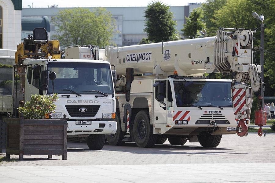 Орден наконец привезли: триумфальная колонна получила свое украшение