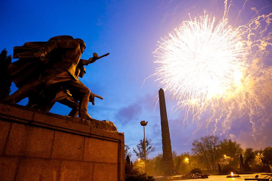 Те самые пушки: небо Калининграда расцветил салют Победы