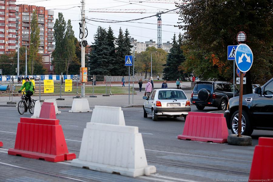 Стоять и петь помогают: как водители привыкают к пробкам на пл. Василевского 