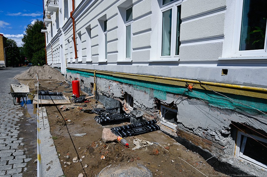 В Калининграде завершают ремонт памятника, у которого в 2018-м обрушился фасад (фото)