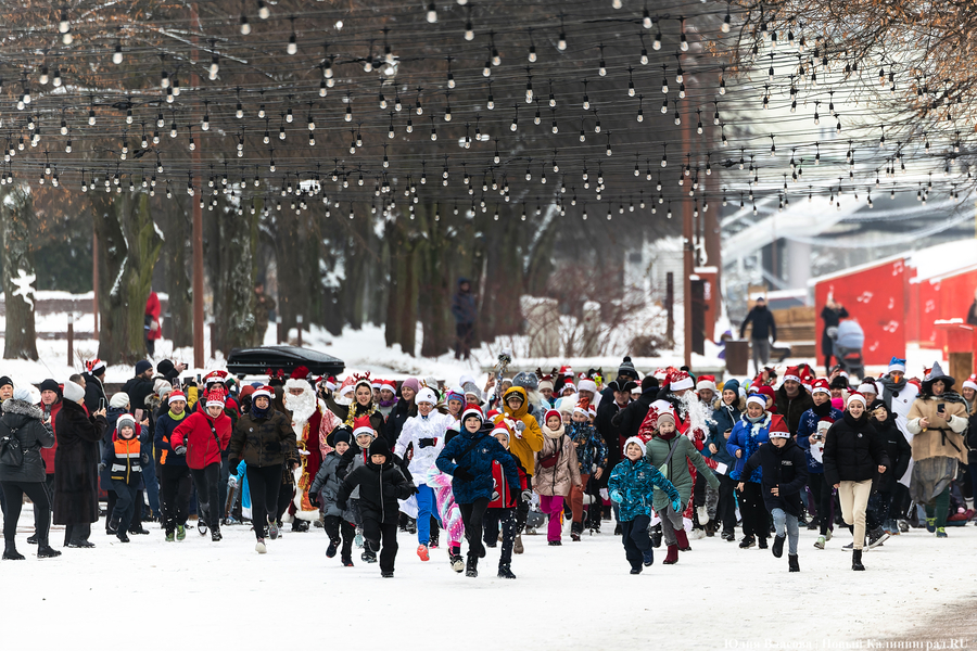 Цвет настроения — красный: на острове Канта прошёл благотворительный забег Дедов Морозов