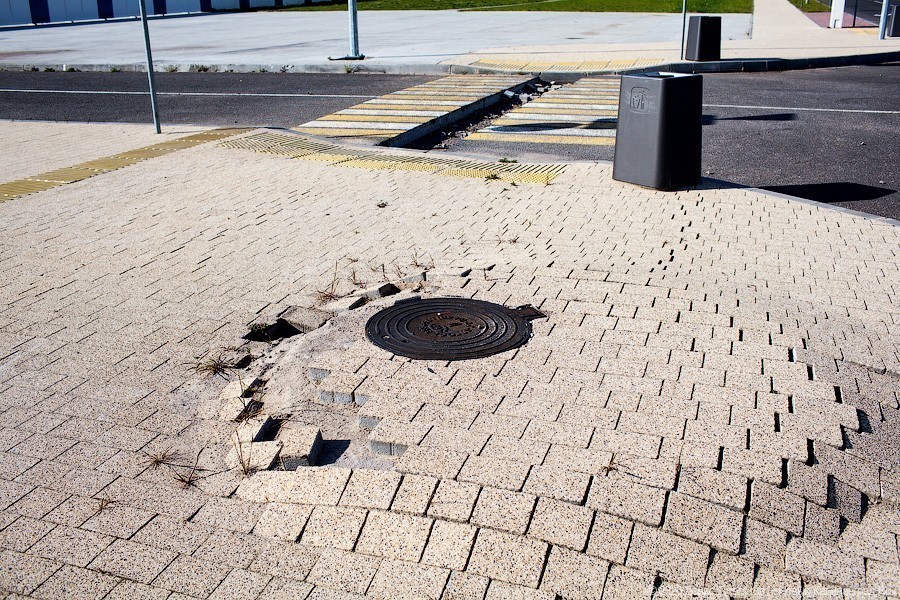 Днищем об асфальт: что происходит с Октябрьским островом спустя два года после ЧМ (фото)